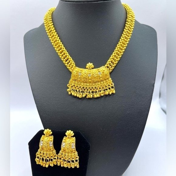 Beautiful Gold Tone Seed Bead Necklace and Earrings Set Adjustable Necklace - Picture 5 of 12